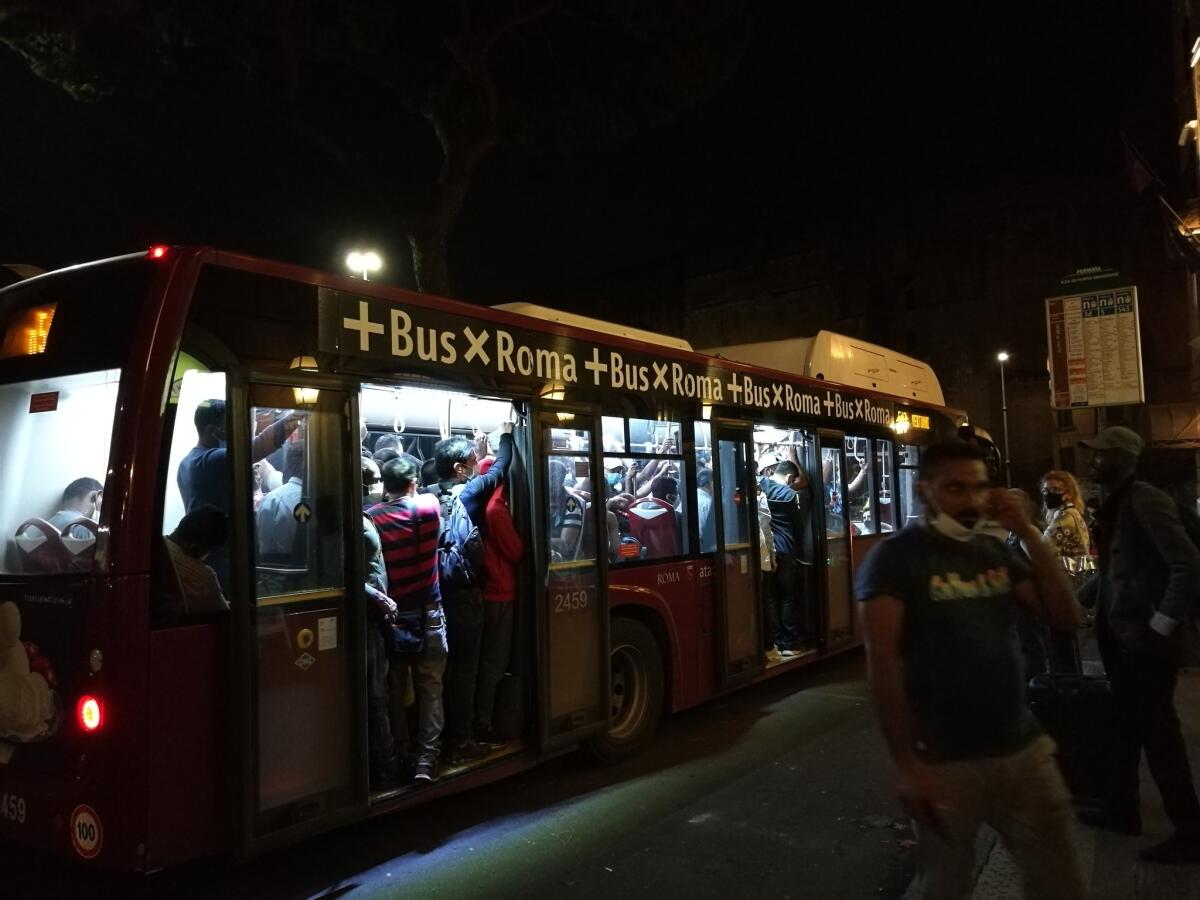 Coronavirus, in troppi su bus e metro: i sindacati allertano il Prefetto - 