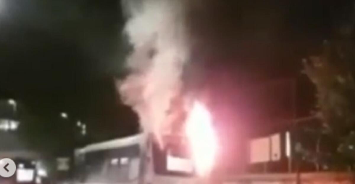 Torrevecchia, in fiamme bus: paura per i passeggeri a bordo - 