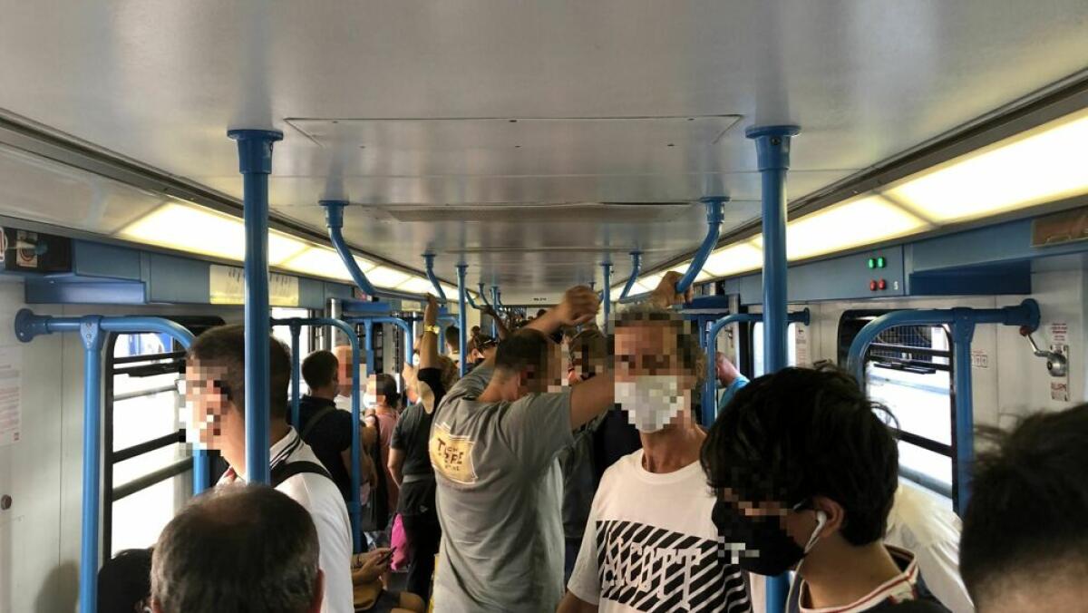 Vitinia, negazionisti istigano i passeggeri del treno a togliersi la mascherina - 