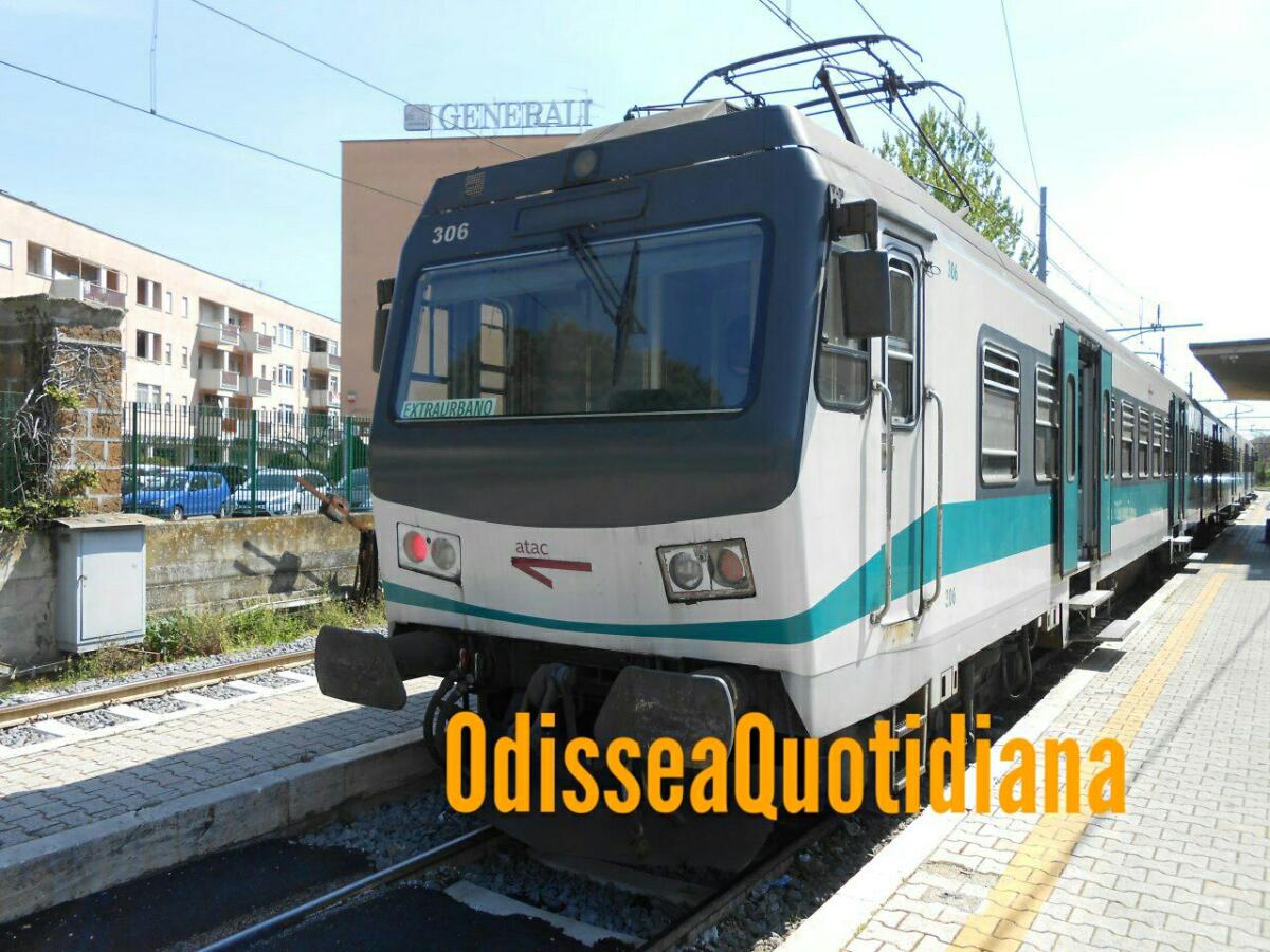 Resta incastrata e appesa fuori dal treno in corsa: viaggio choc sulla Roma Nord - 