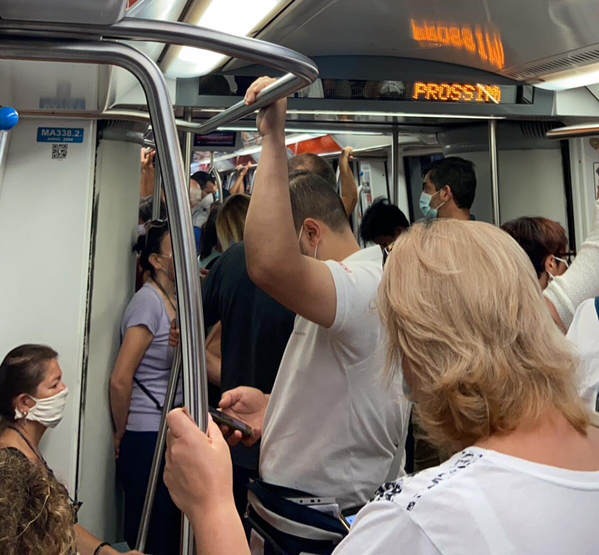 Pericolosi assembramenti sui treni per Roma, cresce l’allarme contagio - 