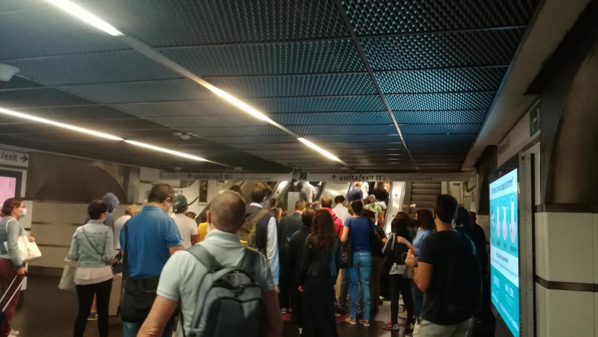 Termini, metà delle scale mobili bloccate - 