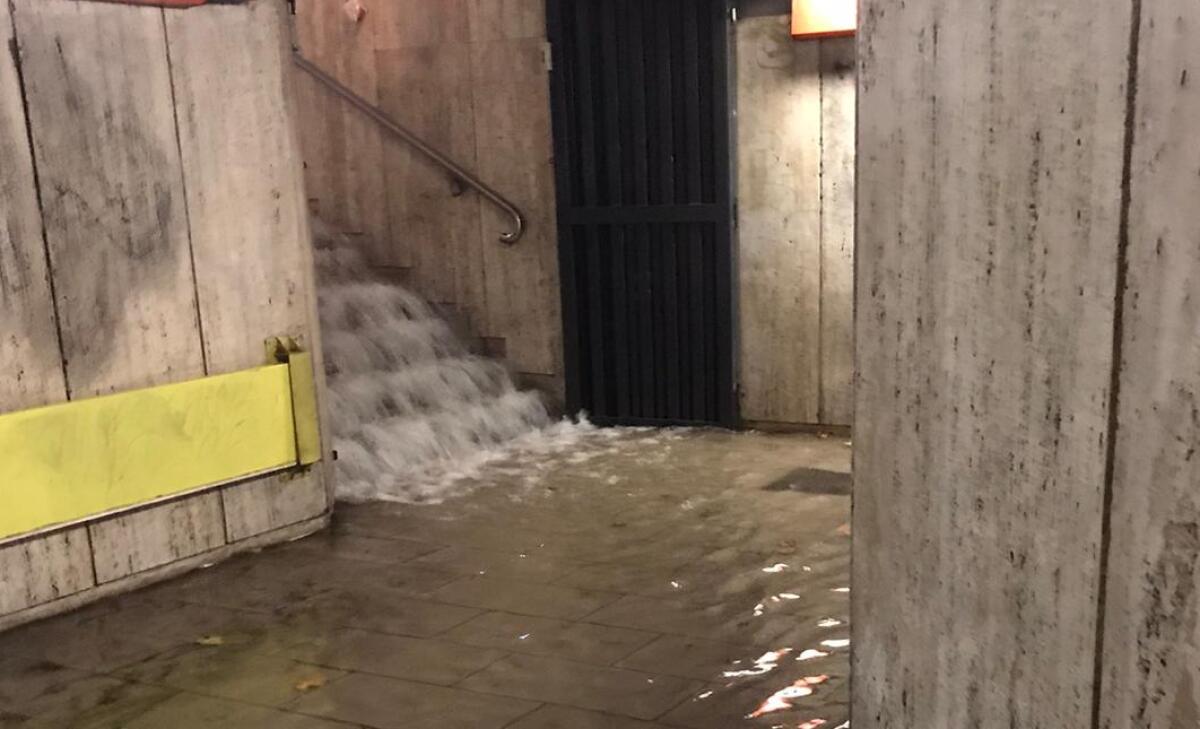 Oggi a Roma sui mezzi Atac serve la mascherina impermeabile - 