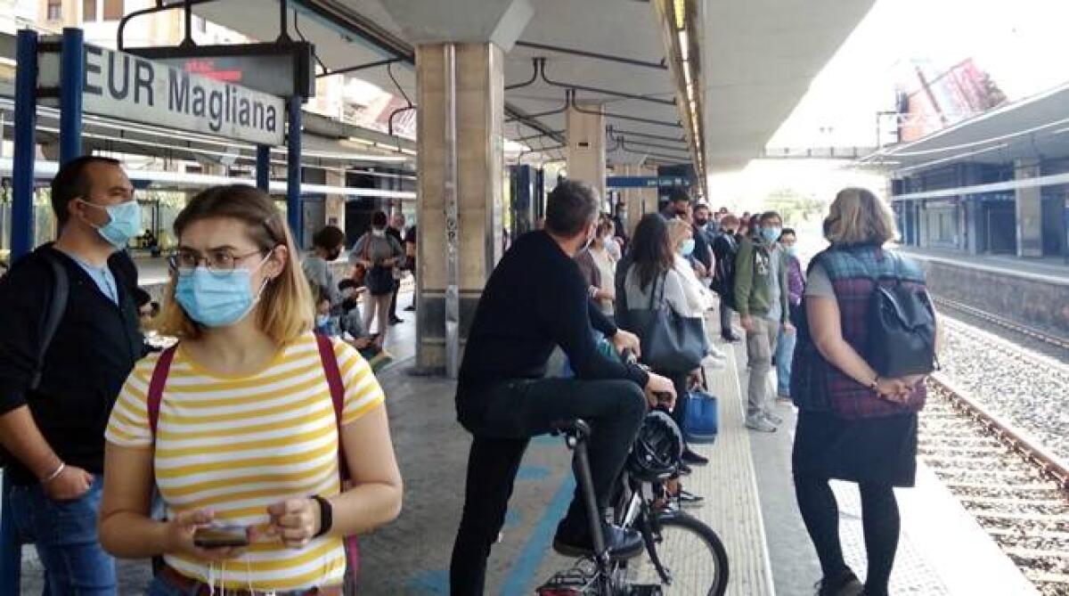 Caos a Magliana, saltano due corse della Roma-Lido: pendolari infuriati - 