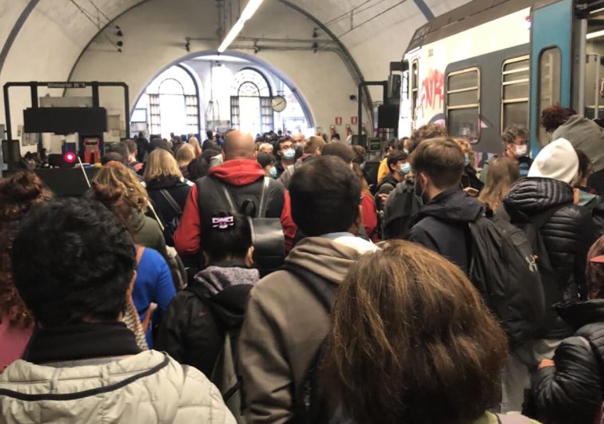 Atac: I passeggeri accalcati come in un carro bestiame - 