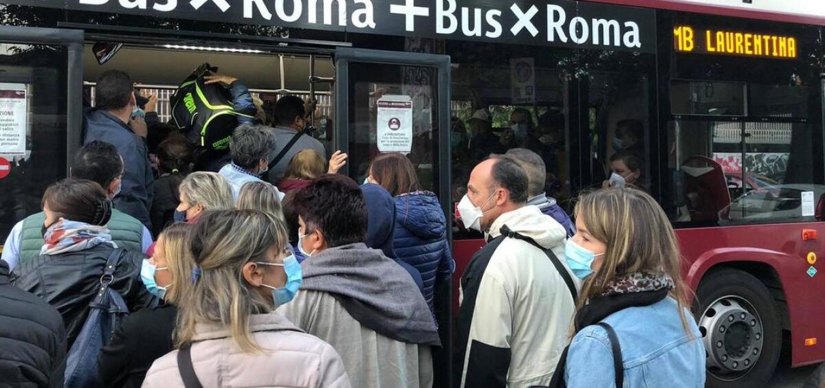 Mezzi carichi oltre il limite e zero controlli dalle istituzioni - 