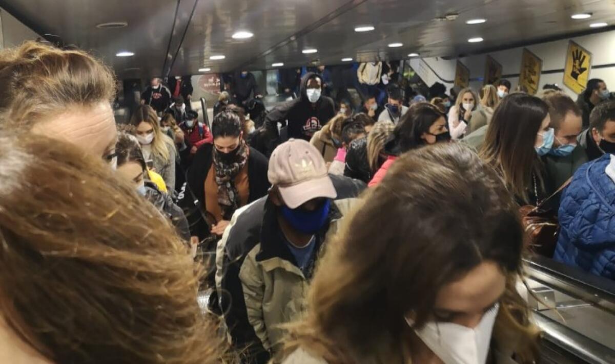 Roma, tutti in fila in metropolitana - 