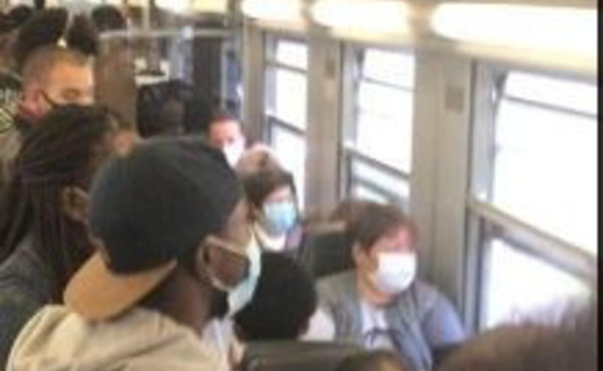 Pendolari della ferrovia Roma Nord attaccano: "Passeggeri ammassati, fallite le politiche anti Covid" - 