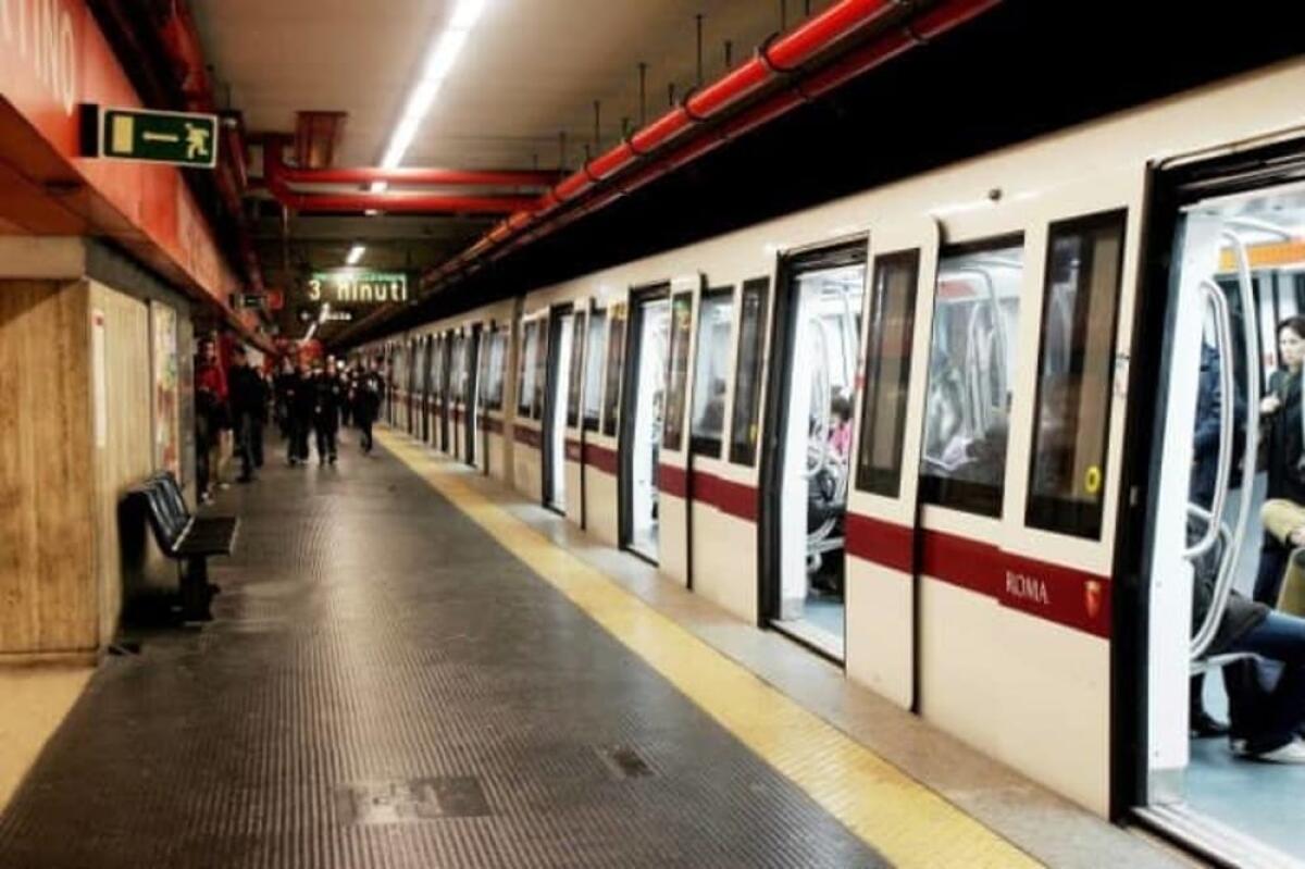 Metro A, morto un uomo dopo malore su un treno a Ponte Lungo - 