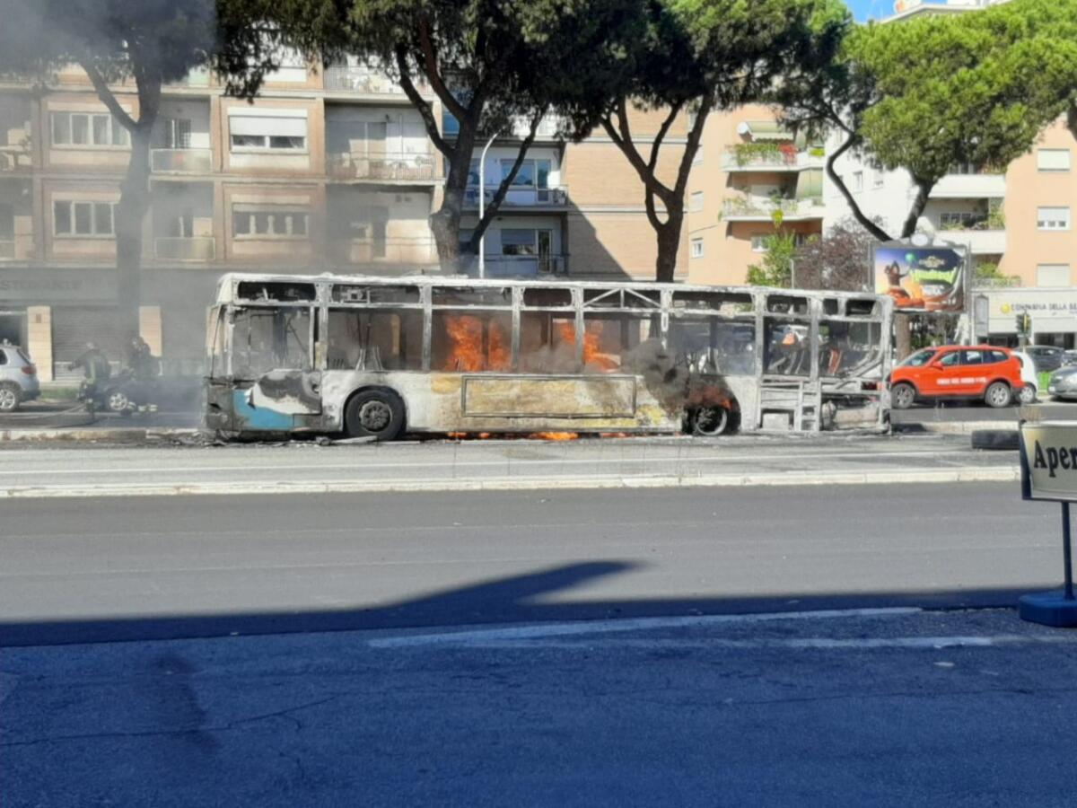 Un altro bus Atac alla brace - 