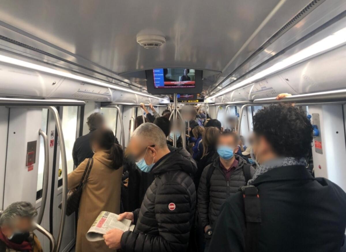 Mezzi al 50% della capienza, ma nelle ore di punta i vagoni della metro restano strapieni - 