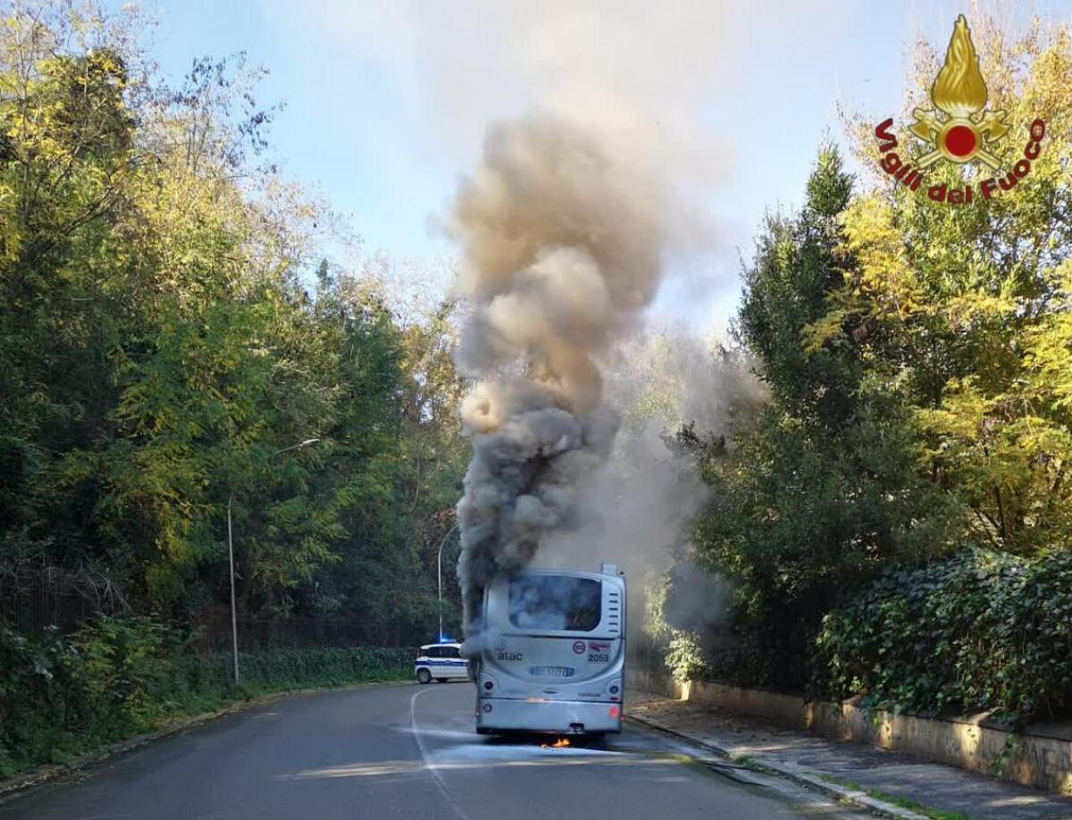 Bus Atac va a fuoco a Roma Nord - 
