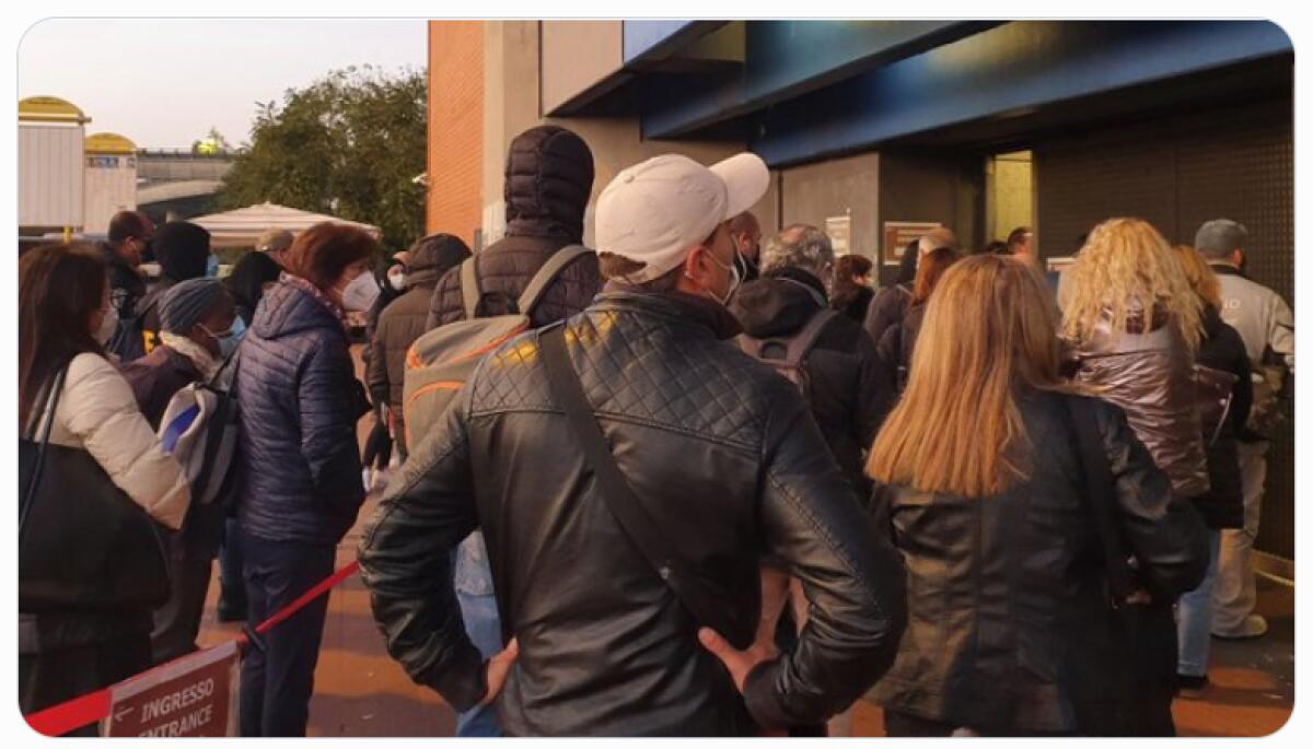 Covid, su bus e metro ancora assembramenti: "Capienza al 50%? Nessuno controlla" - 