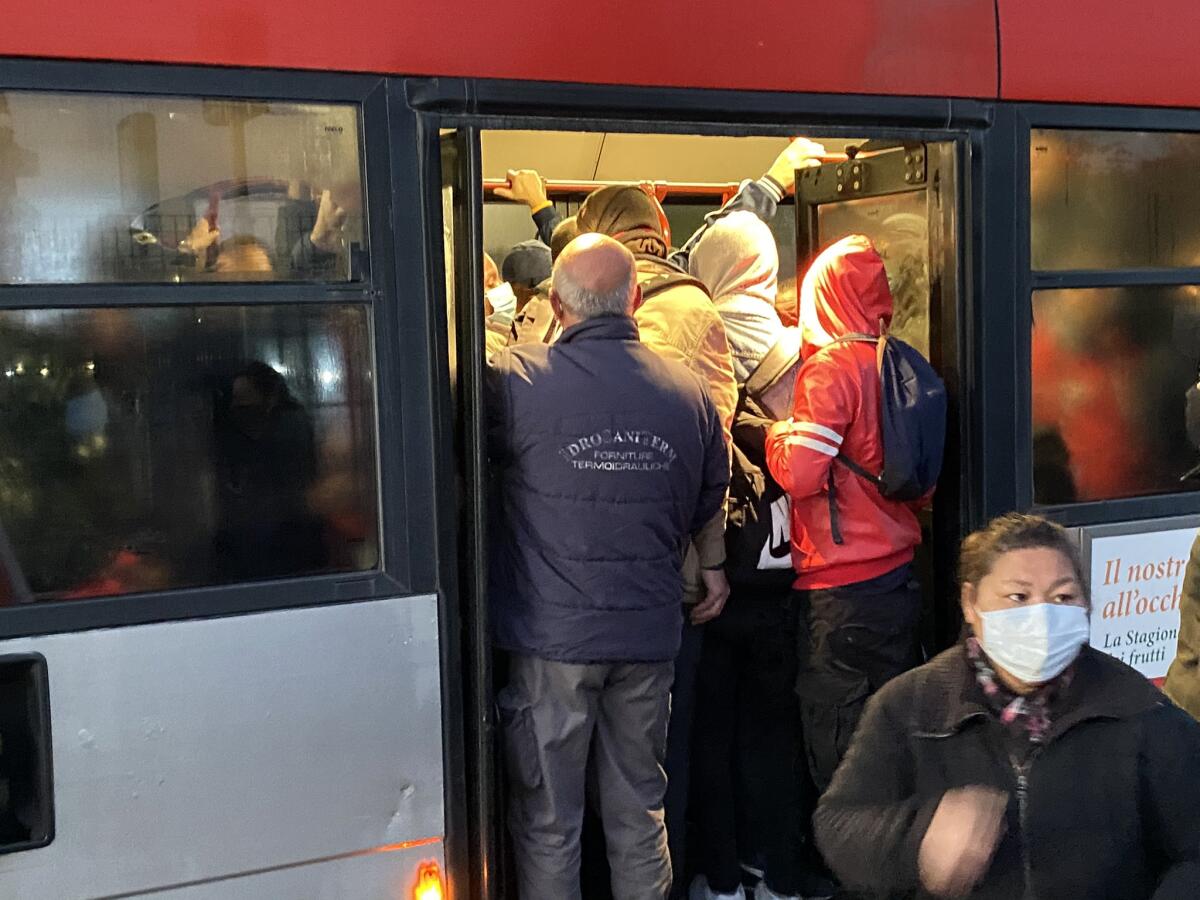 Chiusa la Metro C di Roma sull’intera tratta: ressa sulle navette, bus strapieni - 