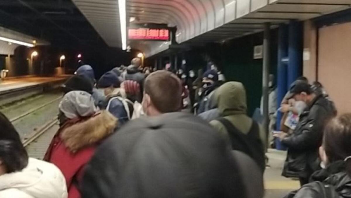 Gli assembramenti sulla Roma-Lido - 