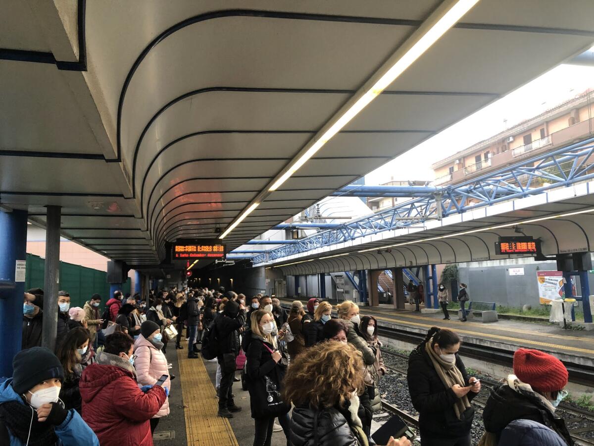 Roma-Lido, assembramento all'ora di punta: treno guasto, corse rimodulate e utenti ammassati - 