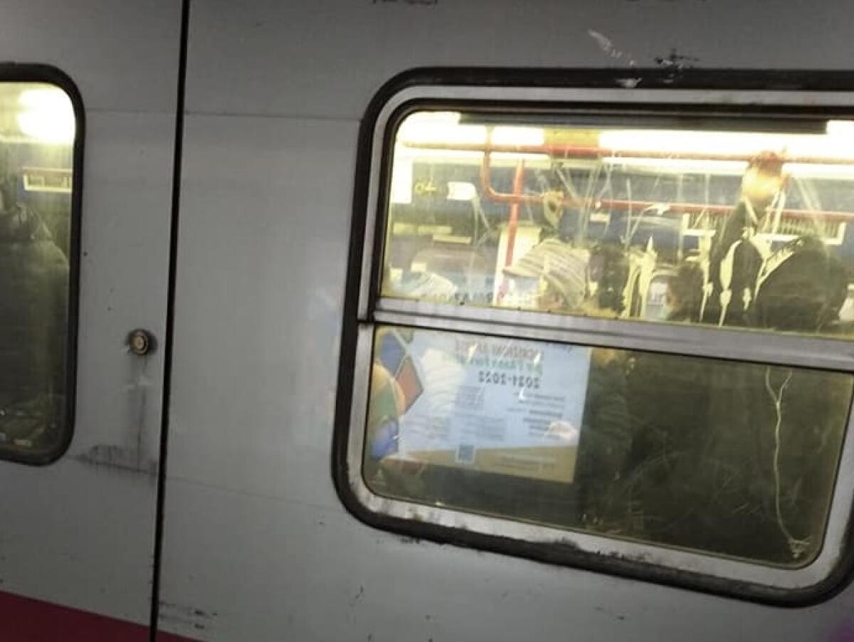 Il distanziamento sociale sulla metro di Roma - 