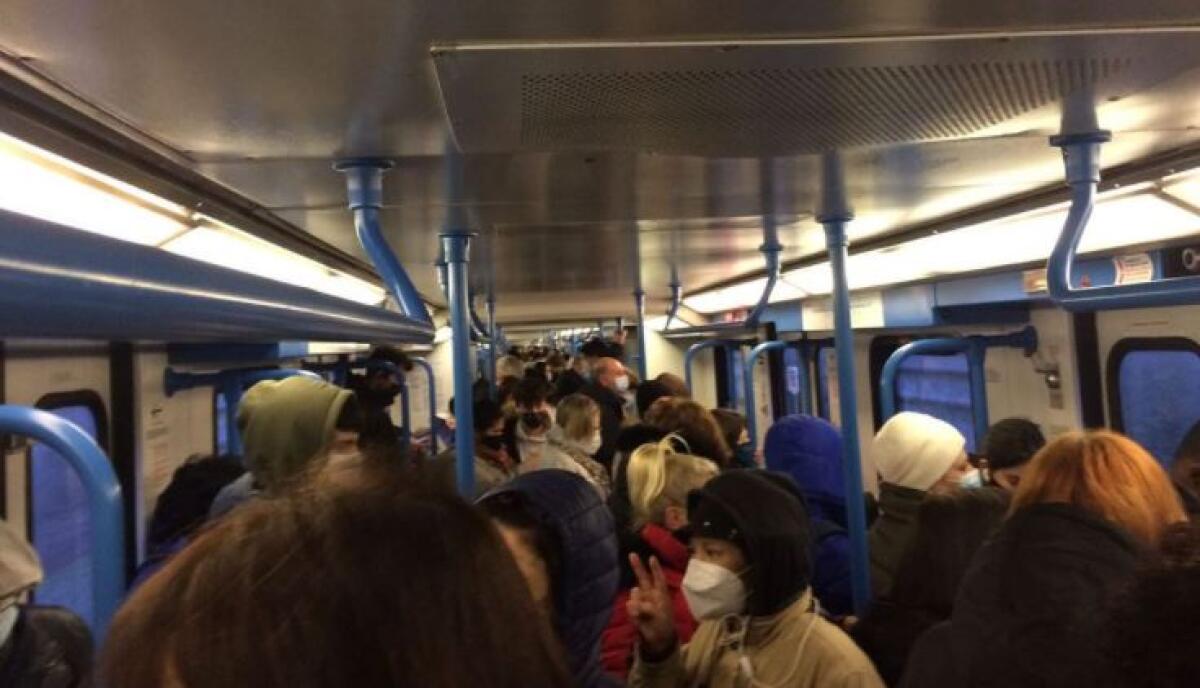 L'assembramento sulla Roma-Lido - 