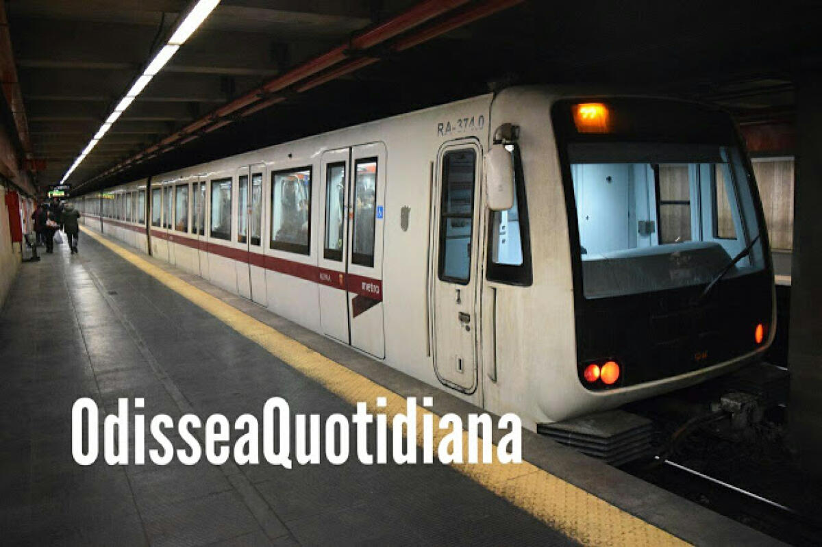 Metro A, attraversa i binari ad Arco Travertino e viene travolta da un treno - 