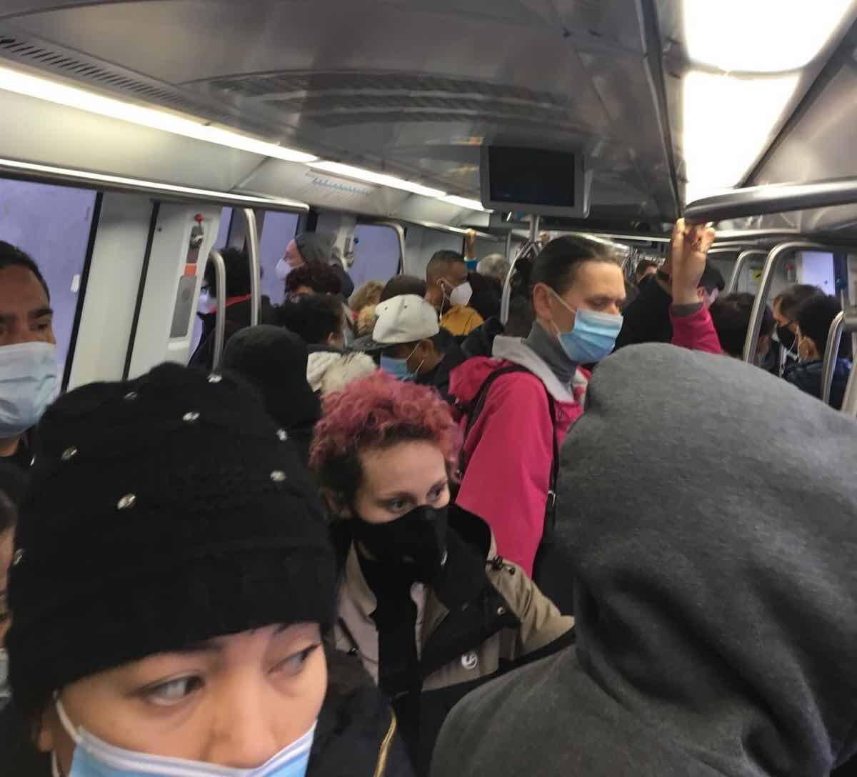 Sui vagoni della Roma-Lido saltano le norme del distanziamento - 