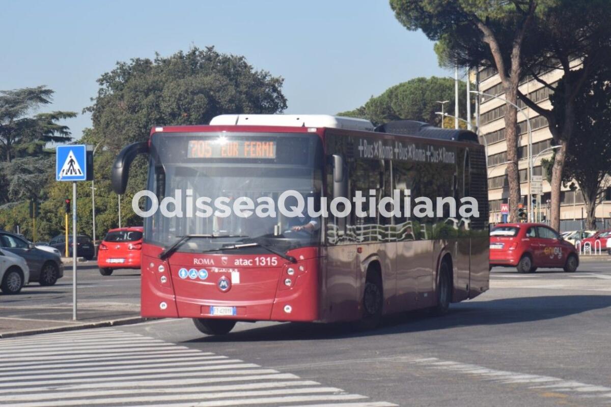 Acilia, Raggi presenta i nuovi bus: “Serviranno il quartiere e il litorale romano” - 