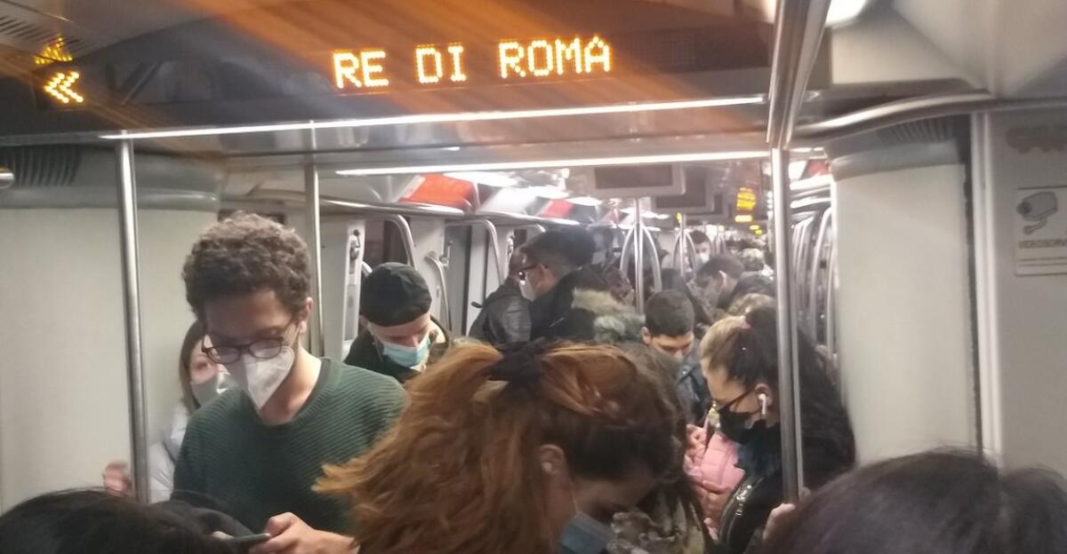 Vedete una metro piena? State sicuramente sognando - 