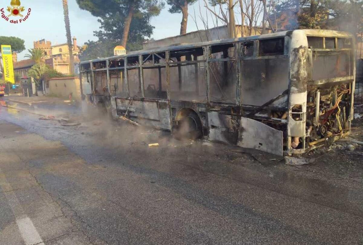 Bus in fiamme a Roma: pompieri in via Tuscolana - 