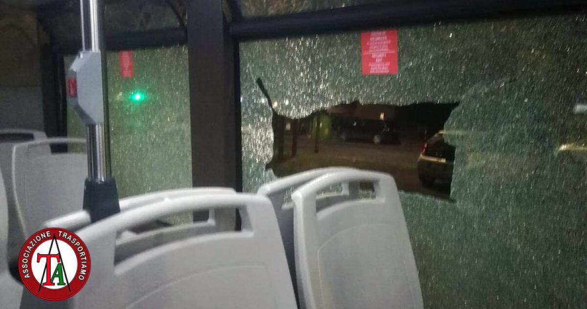 Lancio di sassi contro un bus Atac - 