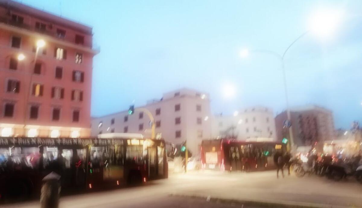 Roma, guasto sulla metro A: bus sostitutivi e pendolari ammassati - 