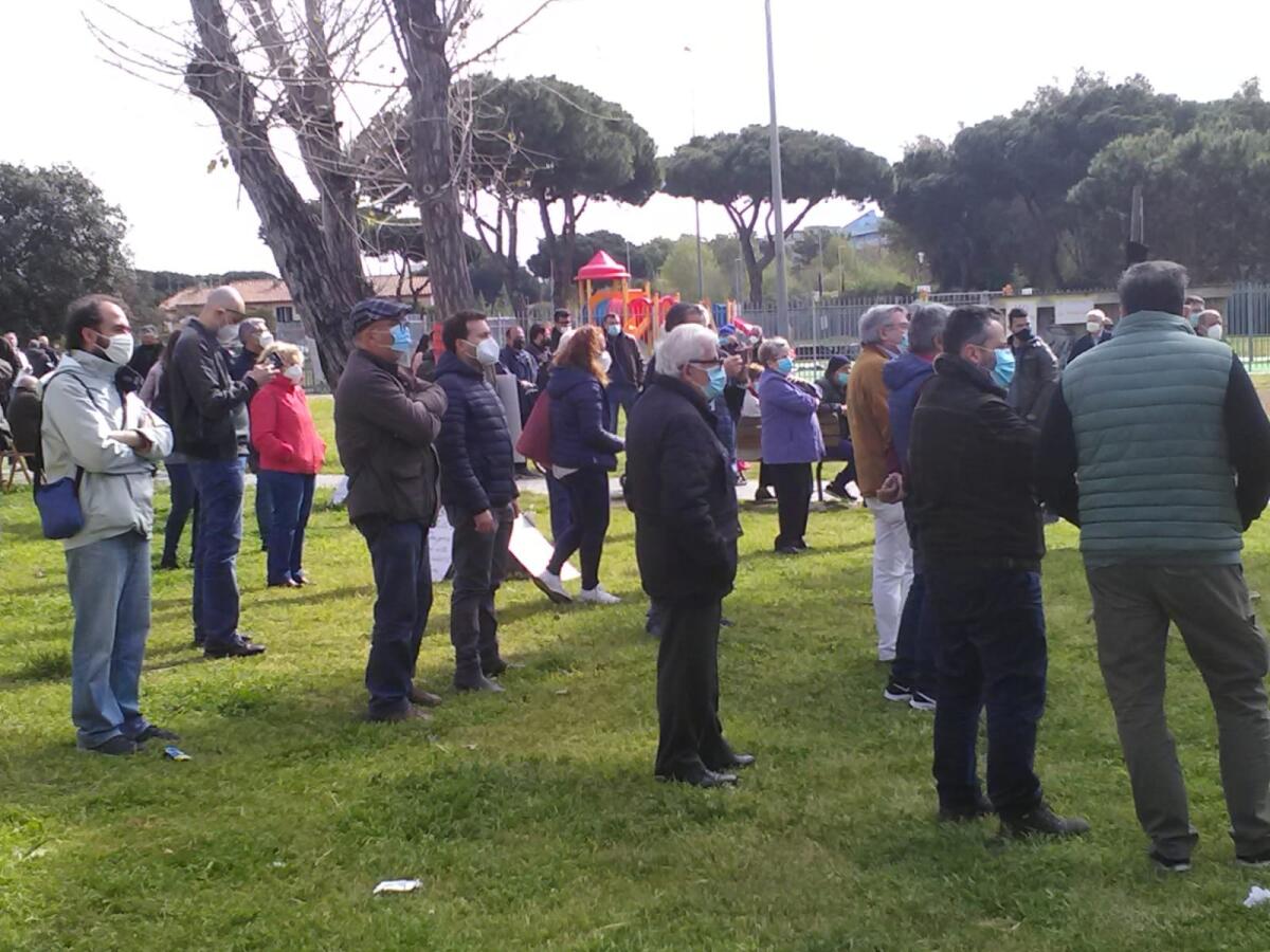 La protesta dei pendolari della Roma-Lido - 