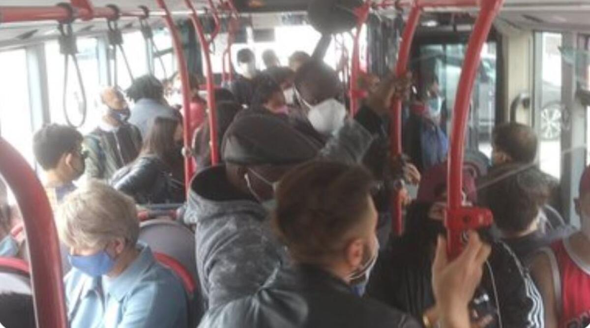 Una normale mattina sui mezzi pubblici della Capitale - 