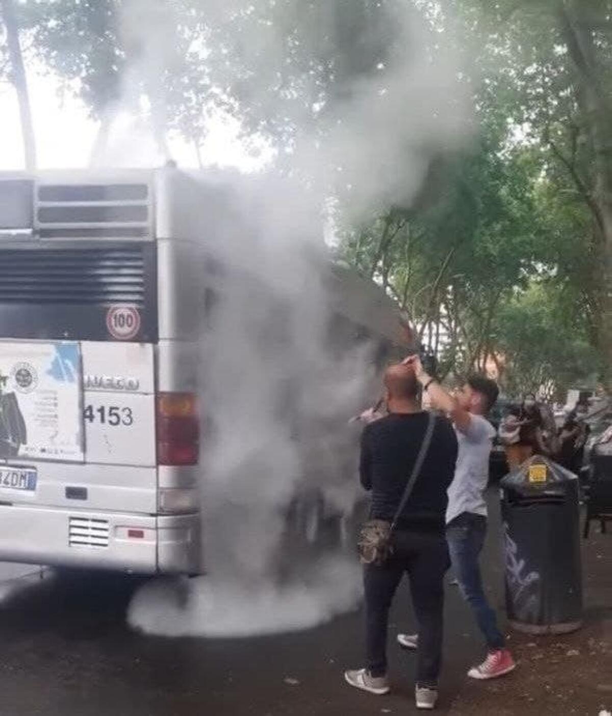 Atac: guasto ad un bus. L'autista interviene con l'estintore - 