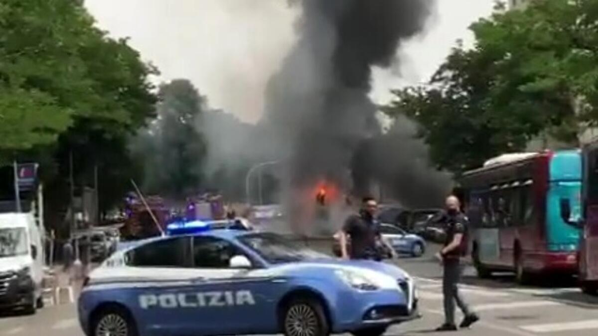Incendio in via Portuense, autobus Atac avvolto dalle fiamme: nube nera invade il quartiere - 