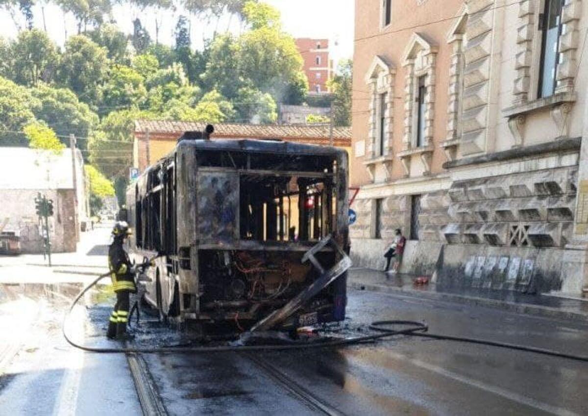 Atac: flambus a Piazzale della Marina. È il settimo del 2021 - 