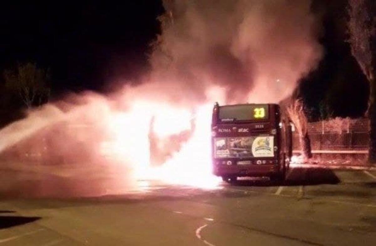Atac: incendio nella rimessa di Grottarossa. Distrutti tre bus  - 