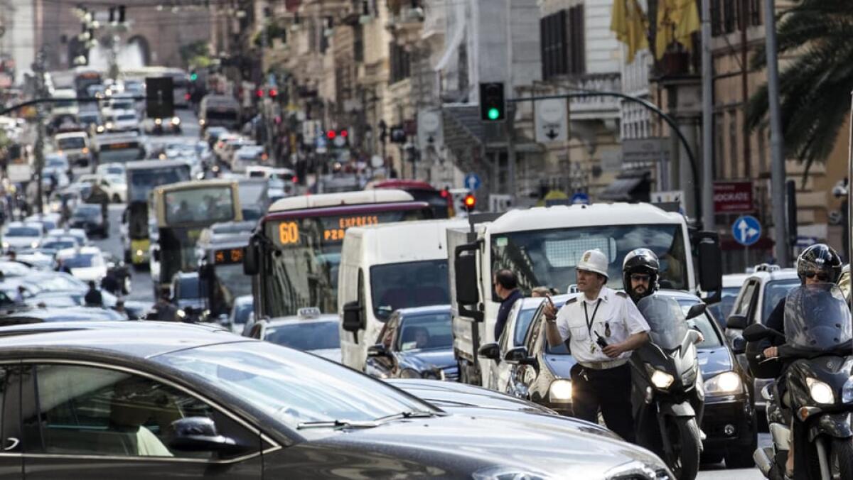 A Roma il 50% degli spostamenti in auto è sotto i 6 chilometri - 