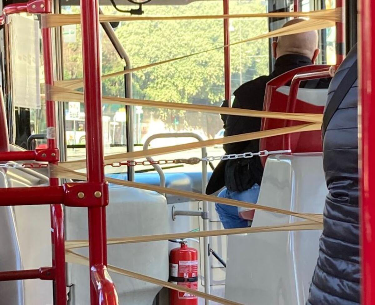 Catenelle sui bus, Atac: «Vanno tolte» Ma i passeggeri: «Sono ancora lì» - 