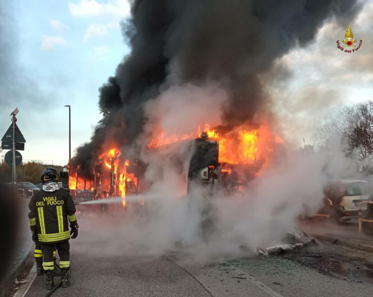 Tor Vergata, autobus avvolto tra le fiamme - 