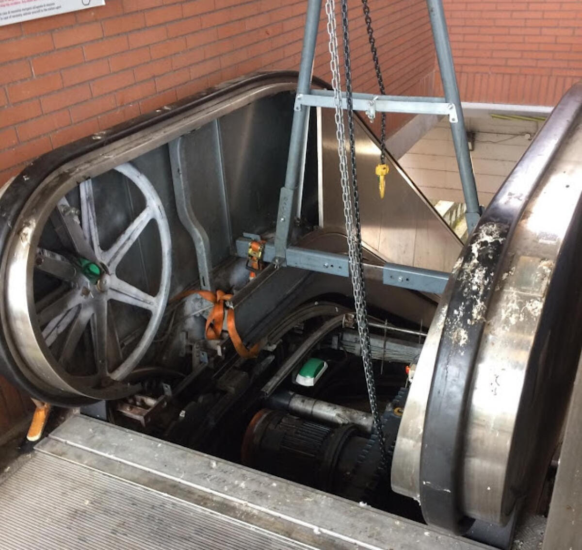 Ascensori e scale mobili, fuori servizio in 33 stazioni metropolitane - 