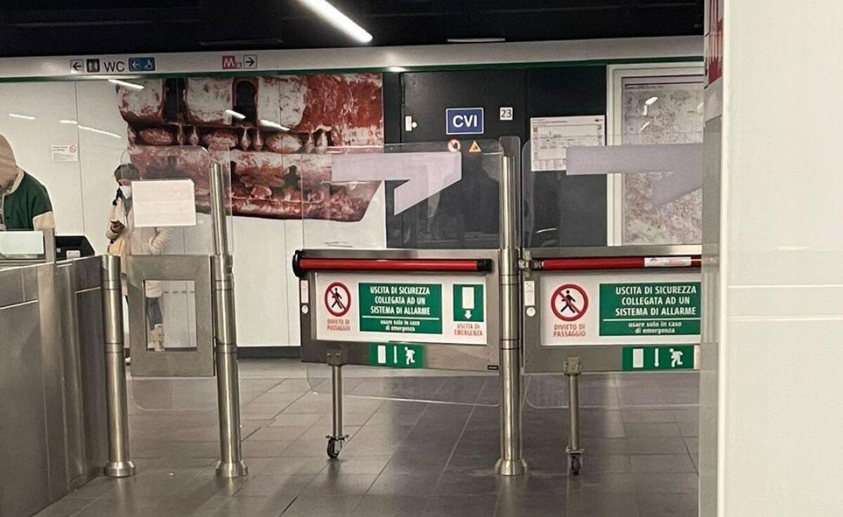 Le porte di emergenza sempre aperte nelle stazioni metro - 