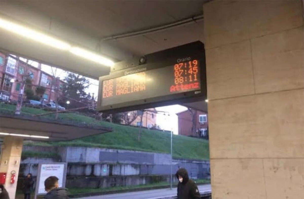 Roma-Lido, ritirato per limite chilometrico il quarto treno Caf - 