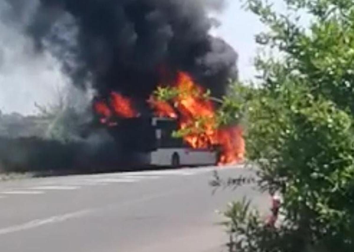 Magliana: prende fuoco un bus di RomaTPL - 