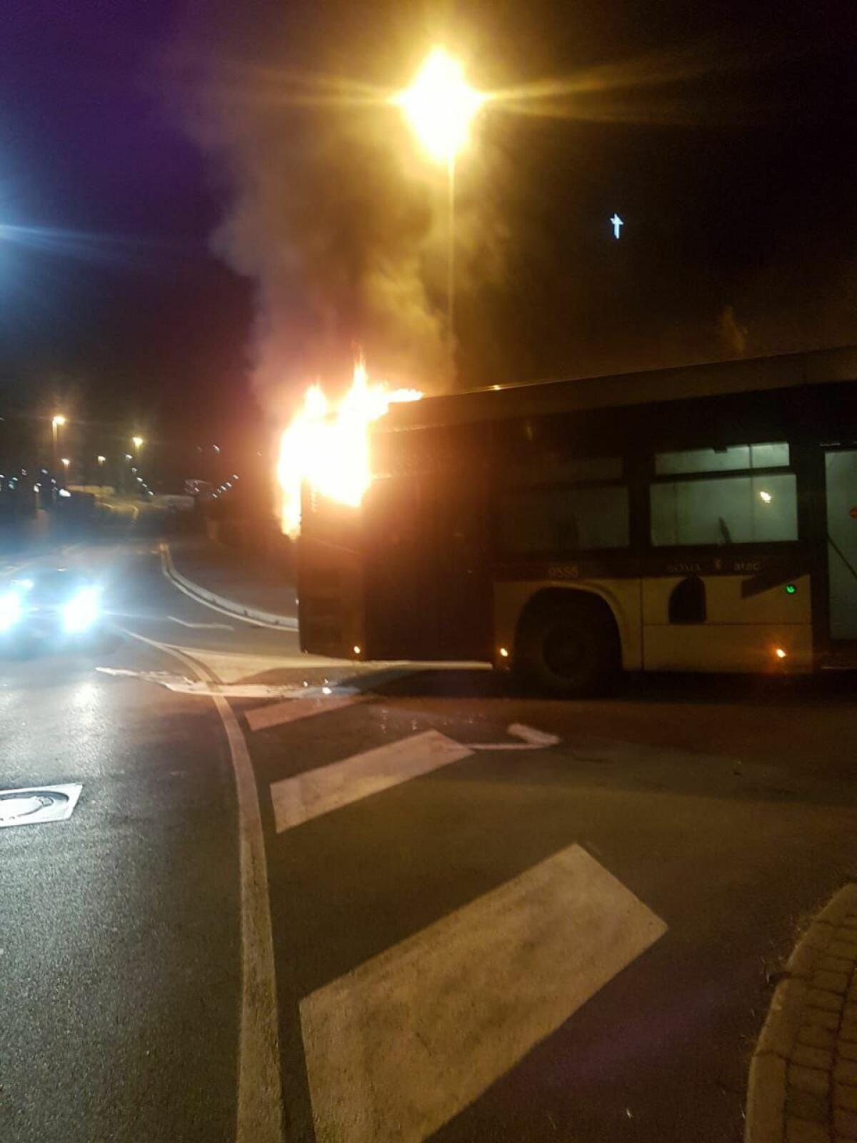 RomaTPL: autobus in fiamme a Selva Candida - 