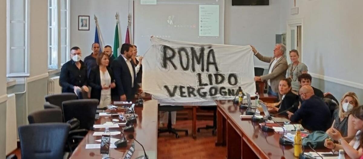 Roma-Lido, le opposizioni in municipio occupano la sala - 