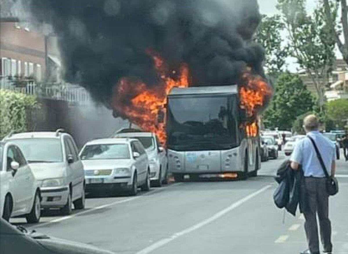 Flambus: RomaTPL, a fuoco un altro bus a Settebagni - 