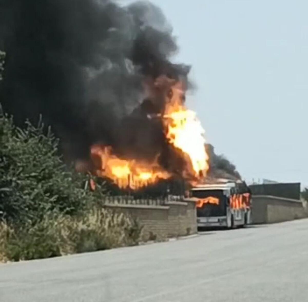 Flambus: a fuoco un bus Atac su via Laurentina - 