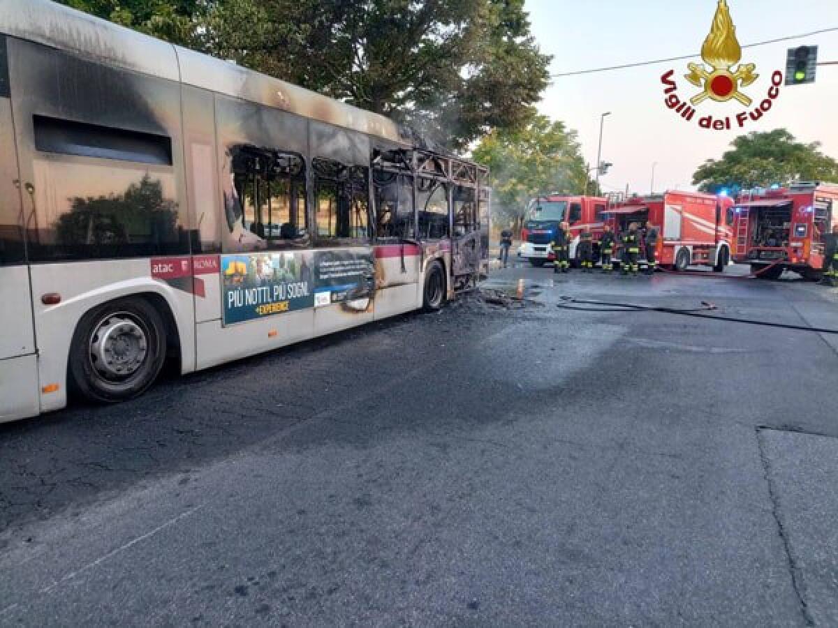 Flambus: a Torre Maura in fiamme un autobus RomaTPL - 