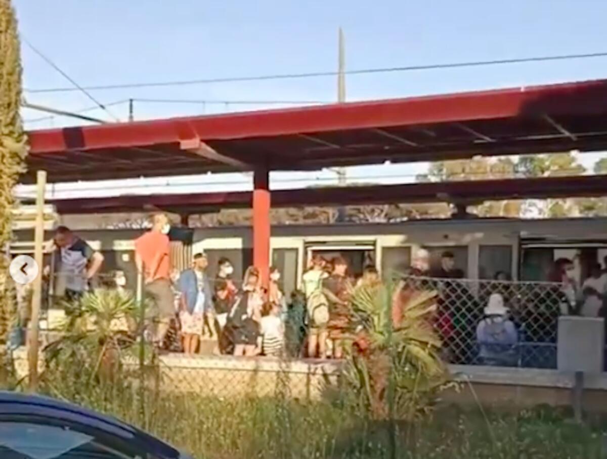 Guasto sulla Roma-Lido: treni in ritardo, la rabbia dei pendolari - 