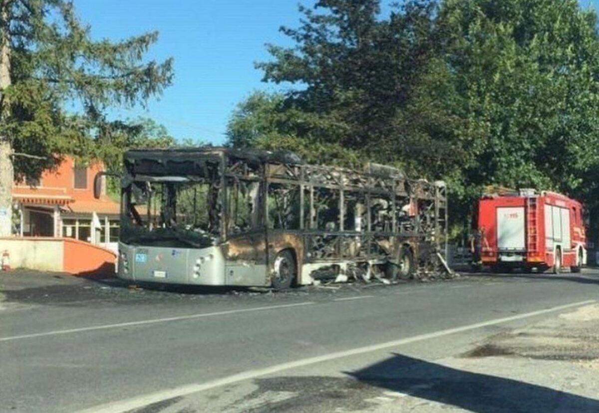 Roma TPL: prende fuoco a Labico un mezzo fuori servizio - 