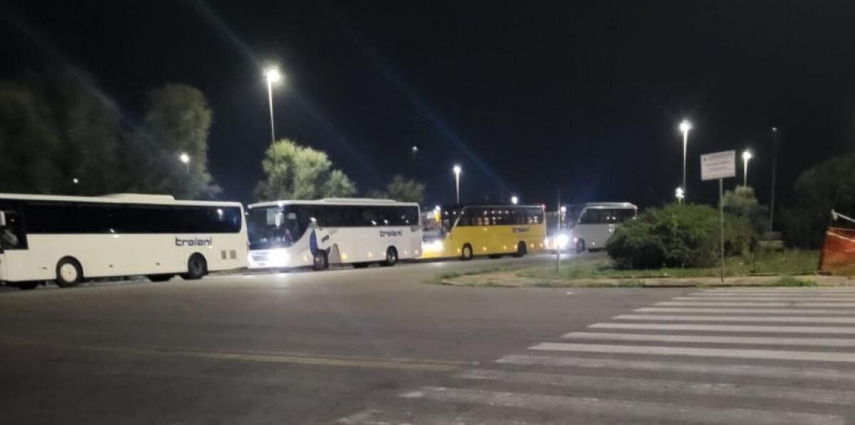 Cosa ci facevano questi bus Gran Turismo questa mattina fermi da prima delle 5, davanti alla stazione di Colombo, capolinea della ferrovia Roma-Lido?  - 